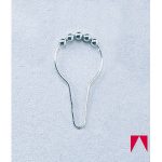Ganchos para cortinas de baño, de latón niquelado.