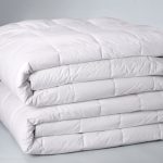 Edredon Twin, 70% algodon, 30% poliester color blanco.