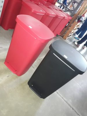 Basureo de pedal 50L de plástico rojo