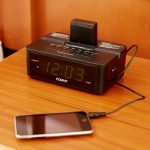 Radio-reloj con cargador integrado de Ipod, Iphone, ipad