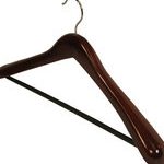 Percha abierta de los hombros, Color caoba.