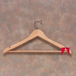 Percha abierta de los hombros, acabado color natural