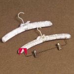 Percha para sacos o prendas delicadas, forrada de tela.